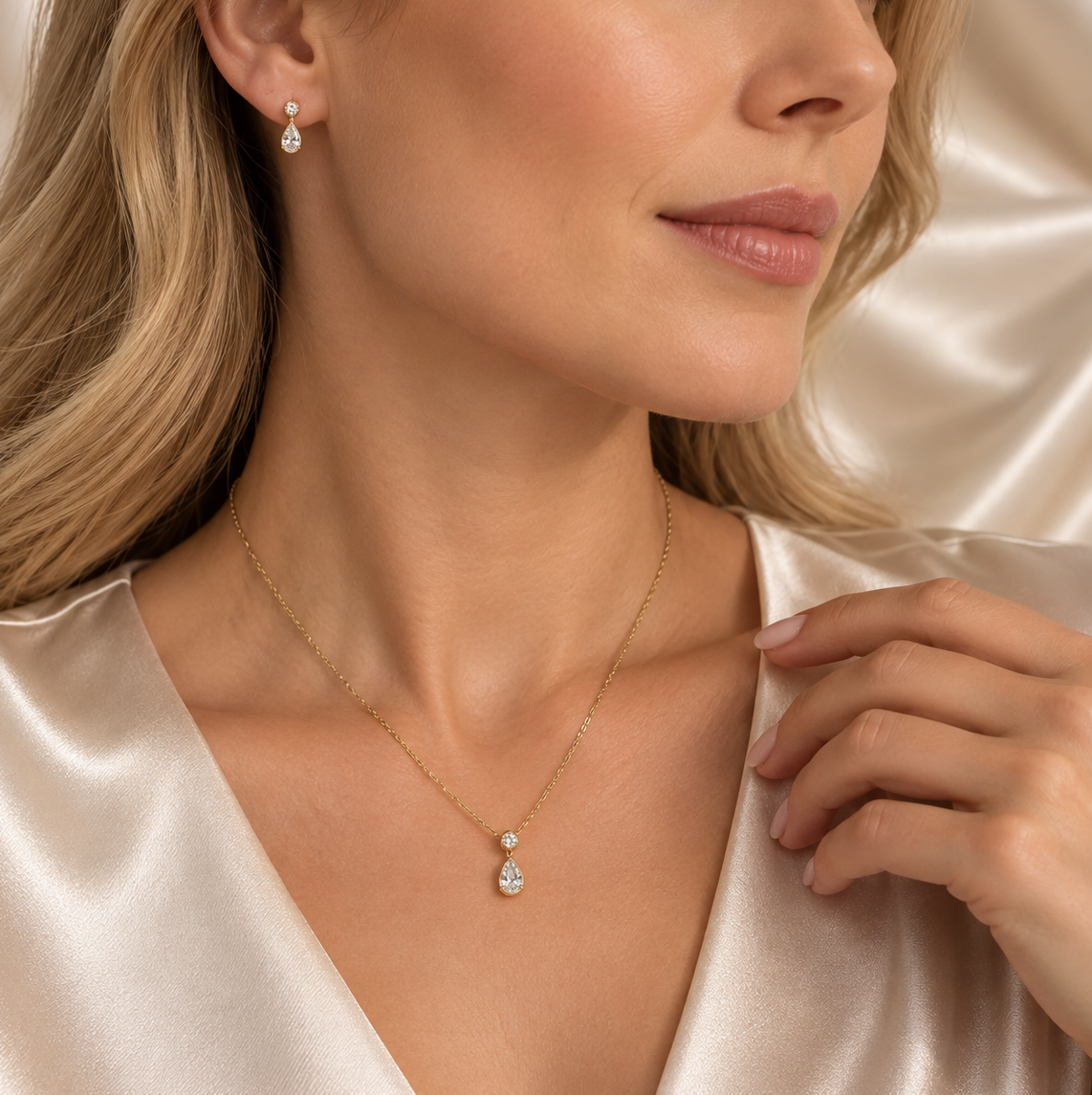 9ct Gold Pear Shaped Pendant & Earring Set